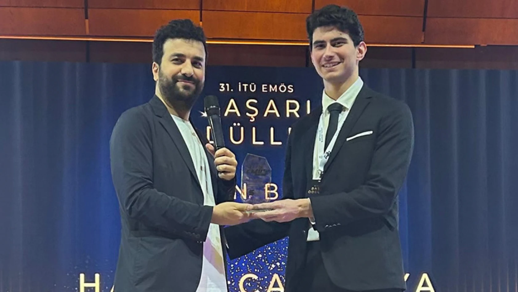 Hasan Can Kaya'ya 'En Başarılı Komedyen' ödülü